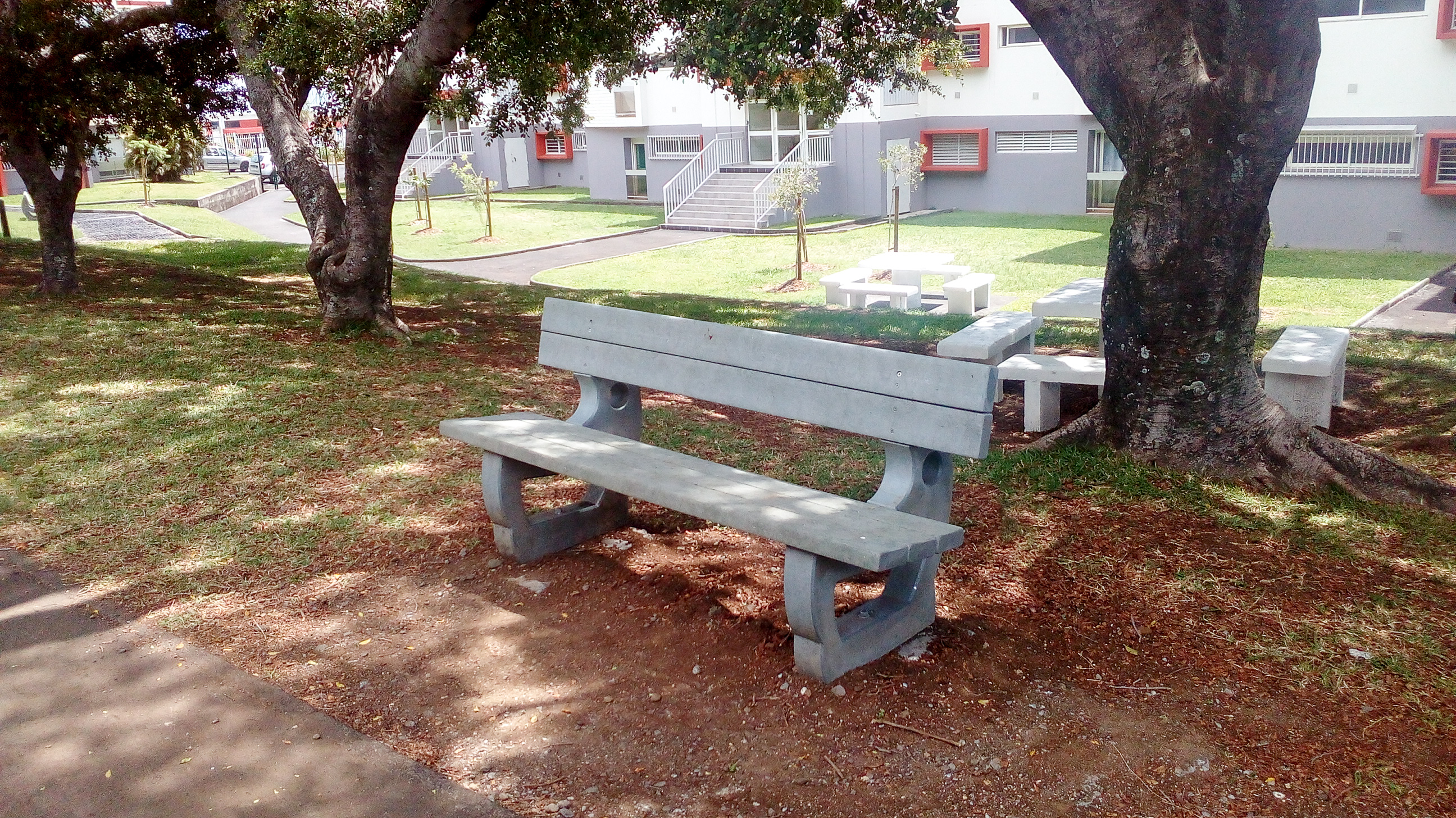 Découvrez nos bancs et nos mobiliers urbains extérieurs sans entretien, durable et anti-tags à La Réunion.